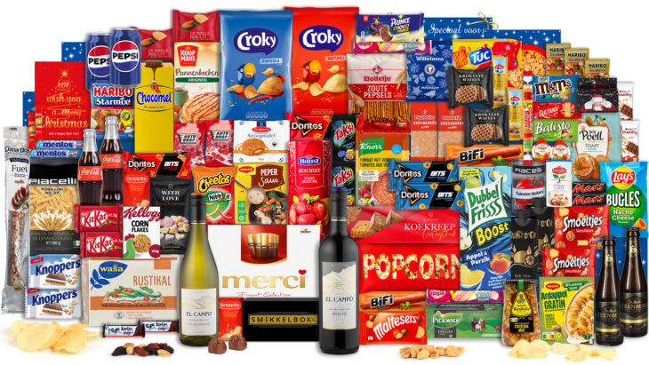 14-Extra groot kerstpakket met meer dan 100 producten van topmerken zoals Lay’s, Coca-Cola, Chocomel, Croky, Haribo, Merci, Kellogg’s en Mars. Dit royale kerstgeschenk bevat een mix van snacks, chocolade, koekjes, frisdrank, wijn en luxe foodproducten. Ideaal voor bedrijven die medewerkers willen verrassen met een rijk gevuld kerstpakket vol bekende merken-100