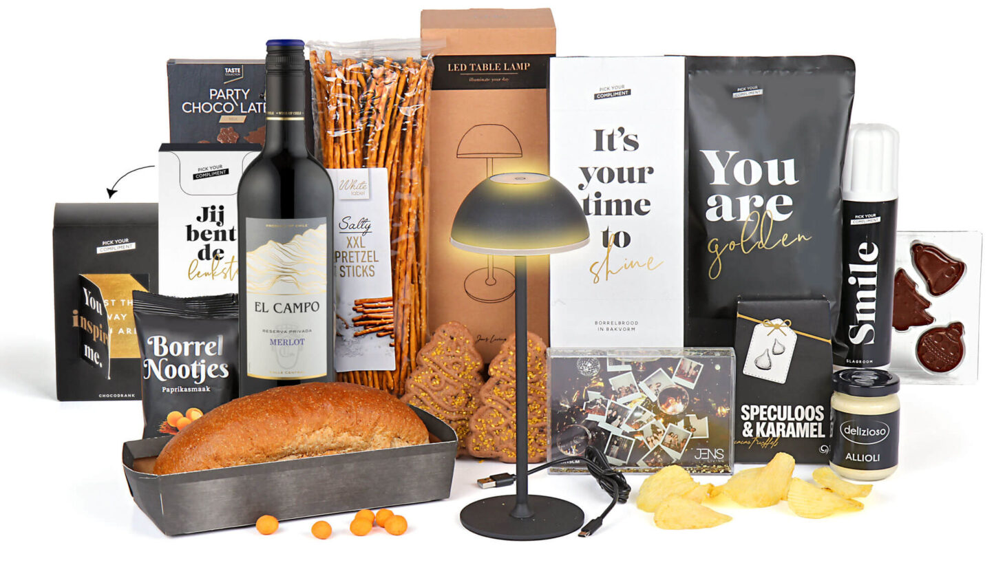 Een kerstpakket met verschillende food artikelen waaronder een broodbak en een led lamp voor op de tafel