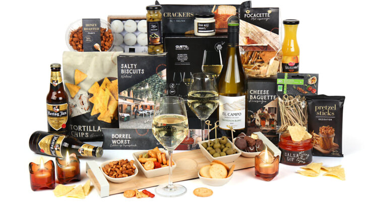 Een kerstpakket met artikelen voor een borrelplank