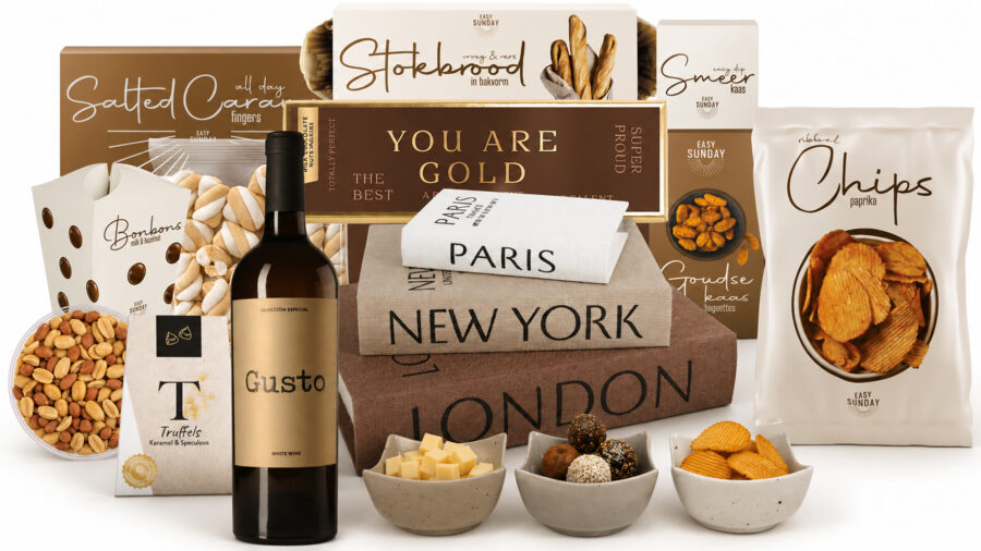 Bijzonder Luxe kerstpakket met rode wijn, elegante opbergboxen en borrelproducten. In een feestelijke geschenkdoos