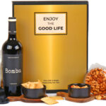 Goudkleurig kerstpakket met lekkernijen en borrelproducten