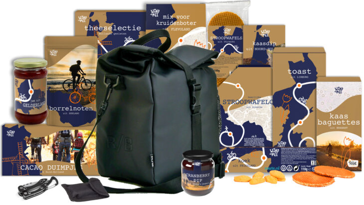 Kerstpakket met luxe zwarte rugzak gevuld met Hollandse streekproducten zoals stroopwafels, jam, noten en kaasdip.