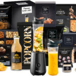 Kerstpakket Lekker Smooth met blender, Schulp appelsap, snacks, koekjes en hartige hapjes.