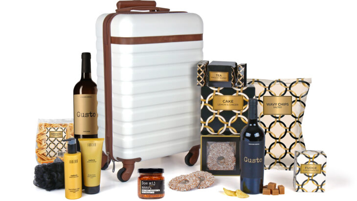 Luxe kerstpakket met reiskoffer, wijn, snacks en verzorgingsproducten