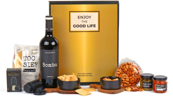 Goudkleurig kerstpakket met lekkernijen en borrelproducten