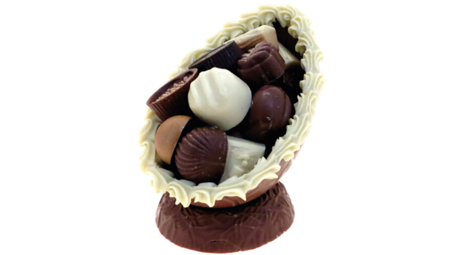 Luxe paasei op chocolade nest met witte rand