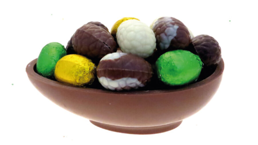Paasei op voet met bonboneitjes