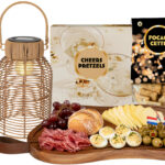 Luxe kerstpakket zondert alcohol, Luxe borrelplank met borrelproducten. Relatiegeschenk.