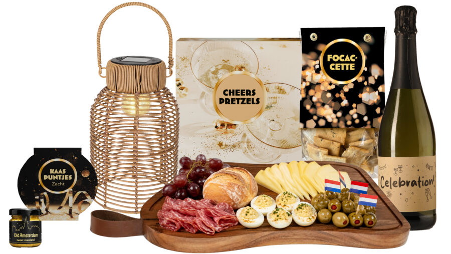 Luxe kerstpakket zondert alcohol, Luxe borrelplank met borrelproducten. Relatiegeschenk.